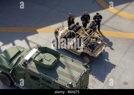 U.S. Customs and Border Protection avec du personnel Le personnel du Département de la sécuriser le San Ysidro Port d'entrée contre les tentatives d'entrer illégalement aux États-Unis du Mexique. Photos par SCBO Louis Angulo Banque D'Images