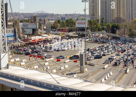 U.S. Customs and Border Protection avec du personnel Le personnel du Département de la sécuriser le San Ysidro Port d'entrée contre les tentatives d'entrer illégalement aux États-Unis du Mexique. Photos par SCBO Louis Angulo Banque D'Images