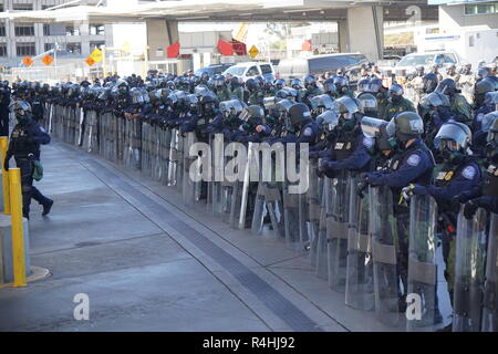 U.S. Customs and Border Protection avec du personnel Le personnel du Département de la sécuriser le San Ysidro Port d'entrée contre les tentatives d'entrer illégalement aux États-Unis du Mexique. Le 25 novembre 2018. Banque D'Images