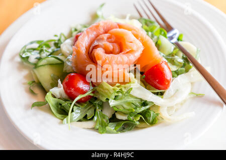 Mélange de salade au saumon fumé, filet et campari de tomates cerises. Banque D'Images