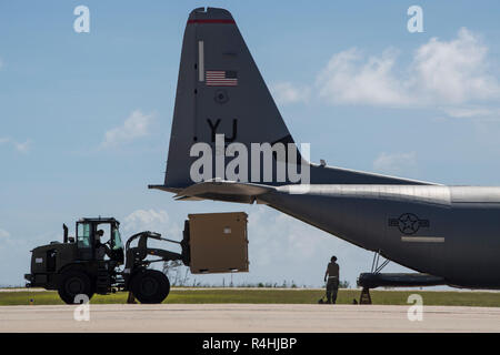 Le fret est chargé sur un C-130J Super Hercules, le 27 novembre 2018, à l'Aéroport International de Saipan, Saipan, Commonwealth des îles Mariannes du Nord. Les membres en service de région mixte Marianas et américains fournissent la commande de l'Indo-Pacifique Ministère de la Défense à l'appui du CNMI droits civils et fonctionnaires locaux dans le cadre de la Federal Emergency Management Agency-charge super typhon Yutu les efforts de rétablissement. (U.S. Air Force Photo de Tech. Le Sgt. Joshua J. Garcia) Banque D'Images