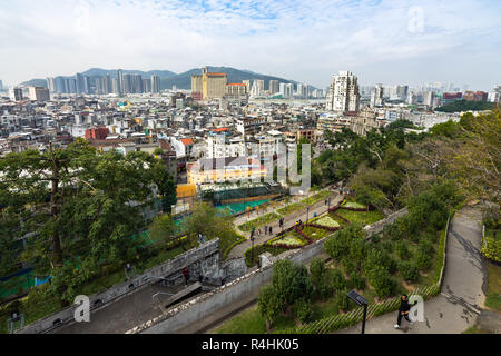 Parc autour de Fortaleza do Monte (ou Monte Forte) avec les ruines de la cathédrale St Paul sur l'arrière-plan Banque D'Images