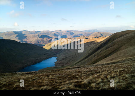 Hayeswater et la vue vers l'Helvellyn et Dodds Depuis le col entre Crag Thornthwaite et High Street, Lake District, Cumbria, Royaume-Uni Banque D'Images