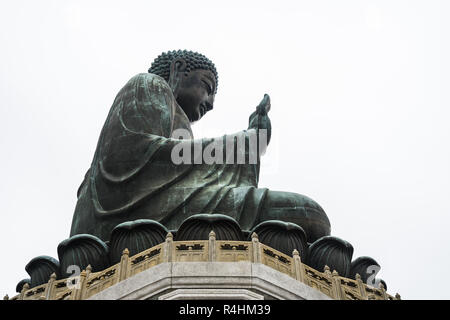 Vue de côté de l'Tian Tan Buddha, l'un des plus hauts du monde Bouddha de bronze, Lantau Island, Hong Kong Banque D'Images