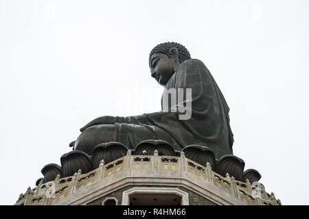 Vue de côté de l'Tian Tan Buddha, l'un des plus hauts du monde Bouddha de bronze, Lantau Island, Hong Kong Banque D'Images