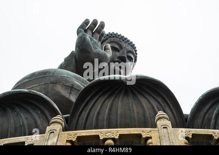 L'énorme statue de bronze de Tian Tan Buddha à l'île de Lantau, une des principales attractions de Hong Kong Banque D'Images