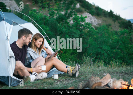 Camping jeune couple dans une montagne Banque D'Images