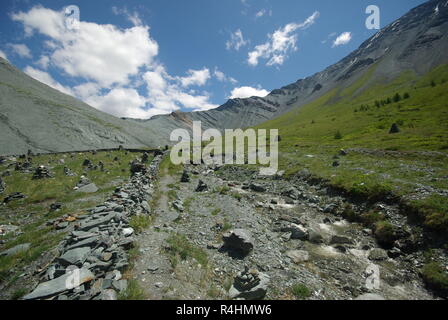 Paysage de montagne. Highlands, les sommets de montagnes, gorges et vallées. Les pierres sur les pentes Banque D'Images