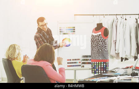Groupe de designers de discuter d'une nouvelle collection de vêtements Banque D'Images
