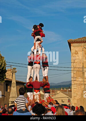 Castellers construction d'une tour humaine lors d'une compétition à Montblanc, Catalogne, Espagne Banque D'Images