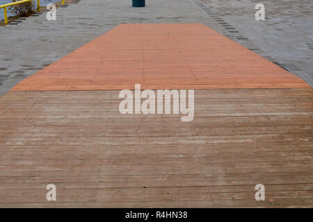 Passerelle en bois faites de planches et de l'extérieur Banque D'Images