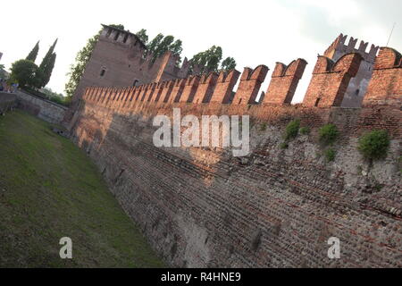 Le pont Scaliger mène à la forteresse de Scaliger Vérone, Verona, Italie Banque D'Images