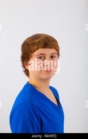 Smart happy Young boy posing in studio Banque D'Images