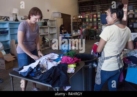 JOINT BASE HICKAM-PEARL HARBOR - Bénévoles Kathy Ray et Mimi Lyon (droite) trier les vêtements à l'arrière de l'arméria de Hickam Shop à bord Joint Base Harbor-Hickam Pearl, le 26 septembre 2018. Le magasin d'aubaines Hickam est situé dans le bâtiment 1723. Banque D'Images