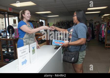 JOINT BASE HICKAM-PEARL HARBOR - Caroline Eady sonne une gloire Dumlao pour ses achats au magasin d'aubaines Hickam à bord Joint Base Harbor-Hickam Pearl, le 26 septembre 2018. Les conjoints des agents Hickam' Club exploite le magasin d'aubaines Hickam. Banque D'Images