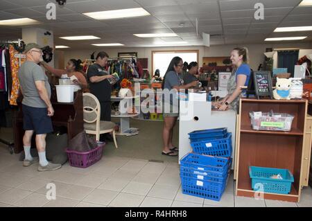 JOINT BASE HICKAM-PEARL HARBOR - mécènes parcourir articles donnés au magasin d'aubaines Hickam à bord Joint Base Harbor-Hickam Pearl, le 26 septembre 2018. Les conjoints des agents Hickam' Club exploite le magasin d'aubaines Hickam. Banque D'Images