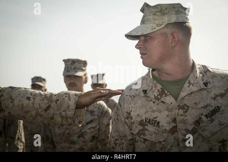 La mer d'OMAN - U.S. Marine Cpl. Nathan Vasek, un spécialiste de l'assistance d'atterrissage avec du bataillon logistique de combat 13, 13e Marine Expeditionary Unit (MEU), se trouve dans une formation pour une inspection uniforme pendant le cours de caporal à bord de la classe Whidbey Island landing ship dock USS Rushmore (LSD 47), 25 septembre 2018. Le groupe amphibie d'Essex et 13e MEU sont déployés dans le domaine de la 5e flotte américaine des opérations à l'appui des opérations navales pour assurer la stabilité et la sécurité maritime dans la région Centrale, reliant la Méditerranée et le Pacifique à travers l'ouest de l'Océan indien et trois strateg Banque D'Images