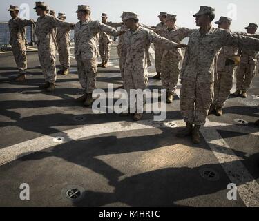 La mer d'OMAN - Marines des États-Unis avec la 13e Marine Expeditionary Unit (MEU), l'aligner à droite pour une inspection uniforme pendant le cours de caporal à bord de la classe Whidbey Island landing ship dock USS Rushmore (LSD 47), 25 septembre 2018. Le groupe amphibie d'Essex et 13e MEU sont déployés dans le domaine de la 5e flotte américaine des opérations à l'appui des opérations navales pour assurer la stabilité et la sécurité maritime dans la région Centrale, reliant la Méditerranée et le Pacifique à travers l'ouest de l'Océan indien et trois points d'étranglement stratégiques. Banque D'Images