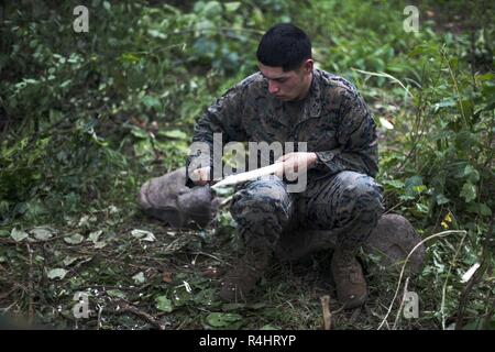 Le Corps des Marines des États-Unis. Ezequiel Hernandez prend une participation dans la formation à la survie dans la jungle pendant l'exercice KAMANDAG 2 à Ternate, Cavite, Philippines, le 2 octobre 2018. Hernandez a Las Vegas, Nevada, est attribué à EOTG, 25 Société de l'écho. Banque D'Images