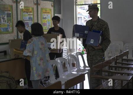 U.S. Marine Corps Capt Mark Hanford porte boîtes lors de l'exercice 2 dans KAMANDAG Ternate, Cavite, Philippines, Oct 3, 2018. KAMANDAG 2 est un exercice d'entraînement de routine qui permet aux Marines américains pour soutenir l'intérêt humanitaire de nos partenaires philippins. Hanford, Daytona Beach, Fl., est un Civil Affairs attribué à III Marine Expeditionary Force l'élément de commande. Banque D'Images