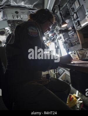 U.S. Air Force Senior Airman Krista Guillotte, un perchman avec le 336e Escadron de ravitaillement en vol au Champ de Mars, en Californie, se trouve au bureau de navigation avant de décoller dans le cockpit d'un KC-135 Stratotanker avec la 121e Escadre de ravitaillement en vol à la base de la Garde nationale aérienne Rickenbacker, Ohio, le 3 octobre 2018. Le Stratotanker se prépare à faire le plein d'un C-5 Galaxy avec le 436e Airlift Wing à Dover Air Force Base, Texas. Banque D'Images