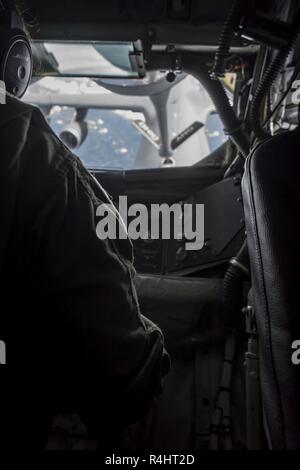 U.S. Air Force Senior Airman Krista Guillotte, un perchman avec le 336e Escadron de ravitaillement en vol au Champ de Mars, en Californie, exploite le boom d'un KC-135 Stratotanker avec la 121e Escadre de ravitaillement en vol à la base de la Garde nationale aérienne Rickenbacker, de l'Ohio dans le ciel au-dessus du sud-est des États-Unis le 3 octobre 2018. Le Stratotanker ravitaillé un C-5 Galaxy avec le 436e Airlift Wing à Dover Air Force Base, Texas. Banque D'Images
