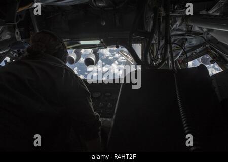 U.S. Air Force Senior Airman Krista Guillotte, un perchman avec le 336e Escadron de ravitaillement en vol au Champ de Mars, en Californie, exploite le boom d'un KC-135 Stratotanker avec la 121e Escadre de ravitaillement en vol à la base de la Garde nationale aérienne Rickenbacker, de l'Ohio dans le ciel au-dessus du sud-est des États-Unis le 3 octobre 2018. Le Stratotanker ravitaillé un C-5 Galaxy avec le 436e Airlift Wing à Dover Air Force Base, Texas. Banque D'Images