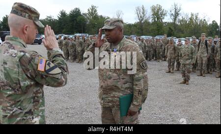 Le Major de l'armée américaine Robert Wilburn salue le Lieutenant-colonel William Mendelsohn, le 224e Bataillon des troupes spéciales, commandant de la Garde nationale de Californie, après avoir reçu la Médaille militaire au Camp Atterbury, Indiana, le 26 septembre 2018. Wilburn est le sous-officier responsable des opérations de soutien, avec la 224e Brigade de soutien. Banque D'Images