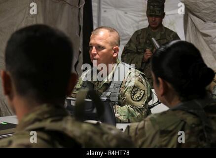 Le colonel de l'armée américaine Jason E. Briggs, commandant de la 224e brigade de maintien en puissance, en Californie, la Garde nationale est informé par son personnel au Camp Atterbury, Indiana, Octobre 1, 2018. La 224e SB sont arrivés au Camp Atterbury en septembre 2018 pour participer à Warfighter 19-1. Banque D'Images