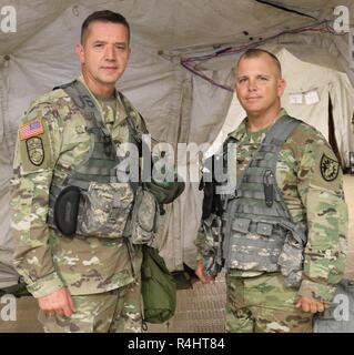 Le brigadier de l'armée américaine. Le général Steven T. King, gauche, commandant adjoint pour le soutien de la 38e Division d'infanterie, la Garde nationale de l'Indiana, visites Le Colonel Jason E. Briggs, commandant de la 224e brigade de maintien en puissance, en Californie, la Garde nationale de l'armée au Camp Atterbury, Indiana, le 2 octobre 2018. La 38e et 224e SB sont arrivés au Camp Atterbury en septembre 2018 pour participer à Warfighter 19-1. Banque D'Images