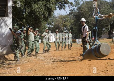 Les membres des Forces armées royales marocaines utiliser l'hameçon et à la ligne des techniques pour extraire un morceau de simulation de munitions non explosées au cours de l'action humanitaire antimines formation niveau 2 à unir de secours et sauvetage, de base de Kénitra, Maroc, Septembre 25, 2018. HMA niveau deux est le deuxième niveau de l'HMA exchange dans lequel des partenaires étrangers se réunissent pour former aux côtés des Marines américains et des soldats dans le but d'apprendre à atténuer les dangers d'explosion. C'est la première fois que le niveau d'enrobage à deux ont été menées sur le continent de l'Afrique. Banque D'Images