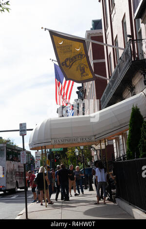 Le bar Cheers sur Beacon Street, Back Bay, Boston, Massachusetts, USA Banque D'Images