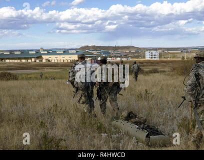 Parachutistes du 2e Bataillon, 10e Groupe des forces spéciales (Airborne), déplacer une victime simulée à l'évacuation sanitaire (EVASAN) point à Fort Carson, Colorado, le 3 octobre 2018. La formation fait partie de l'évacuation médicale d'un aboutissement qui prépare l'exercice du 2e Bataillon du personnel de soutien, afin de s'intégrer avec des bérets verts en mission. Banque D'Images