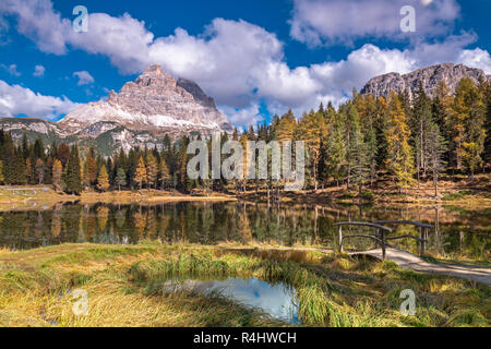 Automne au lac Antorno sous trois pics, Dolomites, le Tyrol du Sud Banque D'Images