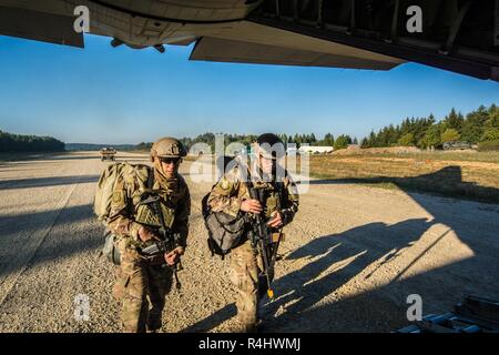 U.S. Air Force d'un membre de la 1re classe Ésaïe Tuff, gauche, et le sergent. Kyle Yeager, toutes deux affectées à la 86e Escadre de transport aérien, hors de Ramstein Air Base, bord d'un C-130H Hercules lors la sortie 18 Sabre, sur une agression de la bande de la zone d'entraînement Grafenwoehr, Allemagne, 28 septembre 2018. Sortie 18 Sabre est la 173e Brigade aéroportée de l'armée américaine combat du centre de formation, l'exercice de certification ayant lieu sur le Grafenwoehr Hohenfels et zones d'entraînement. L'ARMÉE AMÉRICAINE L'Europe-dirigé exercice a pour but d'évaluer l'état de préparation de la brigade de mener des opérations terrestres unifiée dans une moissonneuse-batteuse, mixte Banque D'Images