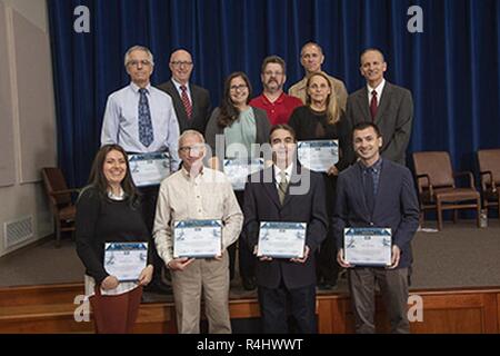 Les membres de l'Electronic Communication des coûts et de suivi financier (eCRAFT) Entreprise (E2), l'équipe des gagnants d'un Centre de guerre NAVSEA Award pour l'année civile 2017 dans la catégorie de collaboration avec Donald McCormack, Directeur exécutif, Naval Surface et centres de guerre sous-marine (rangée arrière, deuxième à gauche) ; Ron Vien, NUWC Newport Directeur Technique (à l'arrière, droite) et le capitaine Michael Coughlin, commandant du NUWC Newport (rangée arrière, deuxième à droite). Banque D'Images