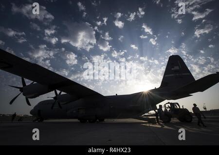 Aviateurs affectés à la 75e Escadron de transport aérien expéditionnaire de charger des cargaisons sur un C-130J Super Hercules en préparation d'une mission au Camp Lemonnier, Djibouti, le 29 septembre, 2018. Le 75e prend en charge EAS Combined Joint Task Force - Corne de l'Afrique avec les évacuations sanitaires, les secours en cas de catastrophe humanitaire, et les opérations de largage. Banque D'Images