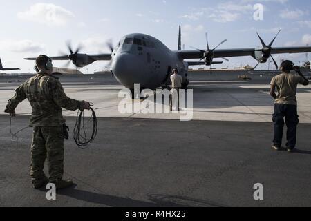 Aviateurs affectés à la 75e Escadron de transport aérien expéditionnaire observer le démarrage du moteur en préparation d'une mission au Camp Lemonnier, Djibouti, le 29 septembre, 2018. Le 75e prend en charge EAS Combined Joint Task Force - Corne de l'Afrique avec les évacuations sanitaires, les secours en cas de catastrophe humanitaire, et les opérations de largage. Banque D'Images