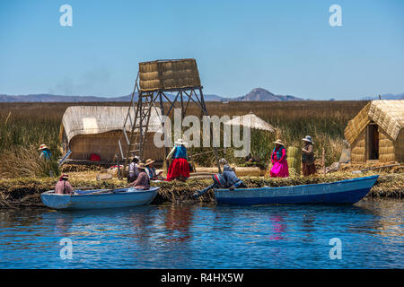 Îles flottantes Uros du lac Titicaca, le Pérou, Amérique du Sud Banque D'Images