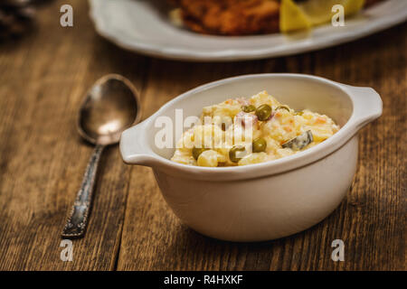 Tchèque traditionnel avec de la mayonnaise salade de pommes de terre et légumes en plaque blanche Banque D'Images