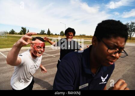 Raider aviateurs ne peuvent échapper à l'Halloween sur le point de prendre vie sur Ellsworth Air Force Base, S.D. Le 28e Escadron de soutien de la Force est l'hôte d'un Zombie gratuit 5k, où les participants peuvent être effrayé par les zombies et obtenez une séance d'entraînement en même temps. Banque D'Images