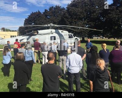 PHILADELPHIA (sept. 27, 2018) - Nouveaux employés de soutien des systèmes d'armes NAVSUP ont reçu une visite et description de l'aéronef qui ornent la pelouse devant le bâtiment de l'AEA NAVSUP 1 dans le cadre d'une semaine de WSS NAVSUP Academy qui s'est tenue récemment à la fin de septembre afin d'offrir aux employés une meilleure appréciation et compréhension de l'organisation et de son rôle de soutien du Programme de la Marine, de contrôle des stocks. Près de 50 employés WSS NAVSUP réunis pour la 48e Académie WSS NAVSUP, tenue à Philadelphie. Banque D'Images