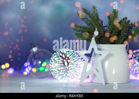 Vacances d'hiver de fête décorations avec des branches d'arbre de Noël, Boules décoratives, lampes et guirlandes lumineux rétro Banque D'Images