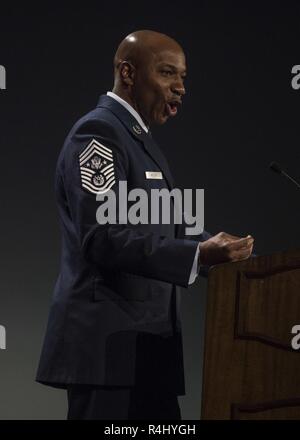 Le sergent-chef en chef de l'Armée de l'air Kaleth O. Wright parle de son prochain grand foyer pendant le transport aérien/Tanker Association Symposium à Grapevine, au Texas, le 26 octobre 2018. "La plus grande chose que je vais travailler au cours des deux prochaines années est un nouveau système de gestion du rendement," dit Wright. "La plus grande partie de la responsabilité incombe aux superviseurs… Je pense que la responsabilité devrait incomber aux États, et le superviseur est là pour valider ce que vous avez fait." Wright a donné des indices sur certains des changements attendus en recommandant aux participants de lire le livre d ?aider les gens à gagner au travail ? , Qui définit un Banque D'Images