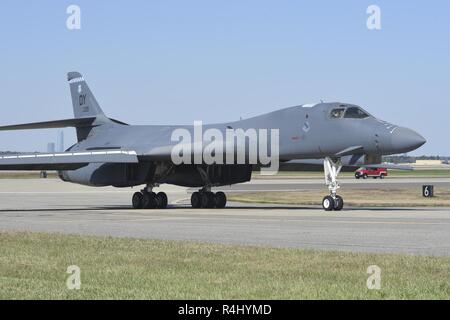 B-1B Lancer, 86-0109, 'Stinger' taxis à Tinker Air Force Base, Ohio, le 26 octobre 2018, après avoir effectué un vol de convoyage en vol par un équipage de la 10e Escadron d'essais en vol, Air Force Reserve Command. Le jet a été transporté à partir de Midland International Air & Space Port à Tinker où il va subir au niveau du dépôt d'entretien et les mises à niveau avec l'Oklahoma City Air complexe de logistique aujourd'hui. Au cours d'un vol d'entraînement le 1 mai, la base aérienne de Dyess B-1B avait une urgence en vol résultant en une tentative d'éjection. Le premier siège d'équipage n'a pas réussi à déployer et le commandant a arrêté l'ejec Banque D'Images