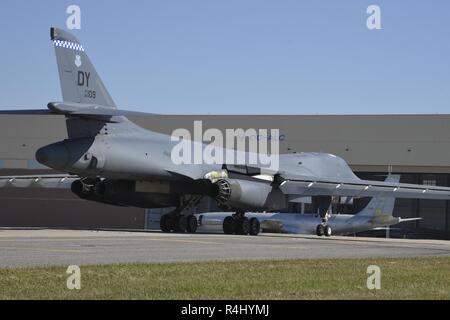 Boeing B-1B Lancer, 86-0109, 'Stinger' taxis pour se garer à l'Oklahoma City Air complexe logistique, Tinker Air Force Base, Ohio, le 26 octobre 2018, après avoir effectué un vol de convoyage avec le 10e Escadron d'essais en vol, Air Force Reserve Command. Le jet a été transporté à partir de Midland International Air & Space Port à Tinker où il va subir au niveau du dépôt d'entretien et les mises à niveau avec l'Oklahoma City Air complexe de logistique aujourd'hui. Au cours d'un vol d'entraînement le 1 mai, la base aérienne de Dyess B-1B avait une urgence en vol résultant en une tentative d'éjection. Le premier siège d'équipage n'a pas réussi à déployer un Banque D'Images