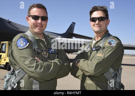 10e Escadron d'essais en vol B-1B de l'équipage, le Lieutenant-colonel James, de la table système d'armes offensives et le Major Michael Griffin, copilote, poser près de B-1B Lancer, 86-0109, après l'avion de transport aérien International de Midland et de l'espace Port à Tinker Air Force Base, Oklahoma le 26 octobre, 2018. Au cours d'un vol d'entraînement le 1 mai, la base aérienne de Dyess B-1B avait une urgence en vol résultant en une tentative d'éjection. Le premier siège de l'équipage n'a pas réussi à déployer et le commandant a arrêté la séquence d'éjection et héroïquement sauvé l'aéronef et l'équipage par l'atterrissage à Midland International F.a.i. Banque D'Images