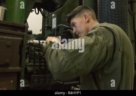 U.S. Marine Corp Cpl. Nicholas Ellington, maintenance automobile technicien à l'entretien 1er Bataillon du Régiment de logistique de combat 15, 1er Groupe logistique maritime, des extraits d'un boulon de l'outrigger capteur sur une moyenne de 7 tonnes de remplacement des véhicules tactiques au Marine Corps Base Camp Pendleton en Californie, le 26 octobre, 2018. Le 7-tonne a été mis par le biais d'un entretien régulier pour s'assurer que le véhicule a été approuvé pour les opérations quotidiennes. Banque D'Images