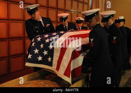 Les membres de la Garde côtière 13e arrondissement sur la garde d'honneur de préparer le cercueil de Seaman Aaron Joppru pour transférer dans un corbillard dans un salon funéraire à Seattle, le 26 octobre 2018. La garde d'honneur, et d'autres représentants de la Garde côtière autour de la le 13e arrondissement, a voyagé avec le cercueil à l'Aéroport International de Seattle-Tacoma où ils ont fourni du côté de l'avion d'honneurs. La Garde côtière américaine Banque D'Images