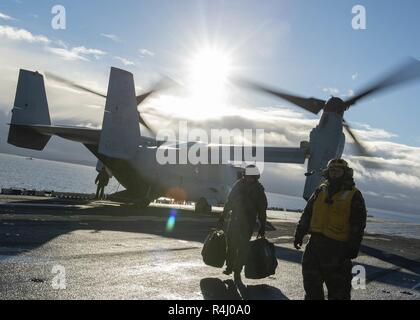 Mer de Norvège (oct. 26, 2018) Un pilote de la Marine américaine quitte une MV-22B hélicoptère Osprey, attaché à rotors basculants moyen maritime (VMM) de l'Escadron 365 (renforcée), après l'atterrissage dans le poste de pilotage à bord de la classe Wasp-navire d'assaut amphibie USS Iwo Jima (DG 7) Le 26 octobre 2018. Iwo Jima est actuellement en cours participant au stade du Trident 2018, qui est un exercice de l'OTAN visant à certifier les forces de réaction de l'OTAN et de développer l'interopérabilité entre les alliés de l'OTAN et les pays partenaires. Banque D'Images